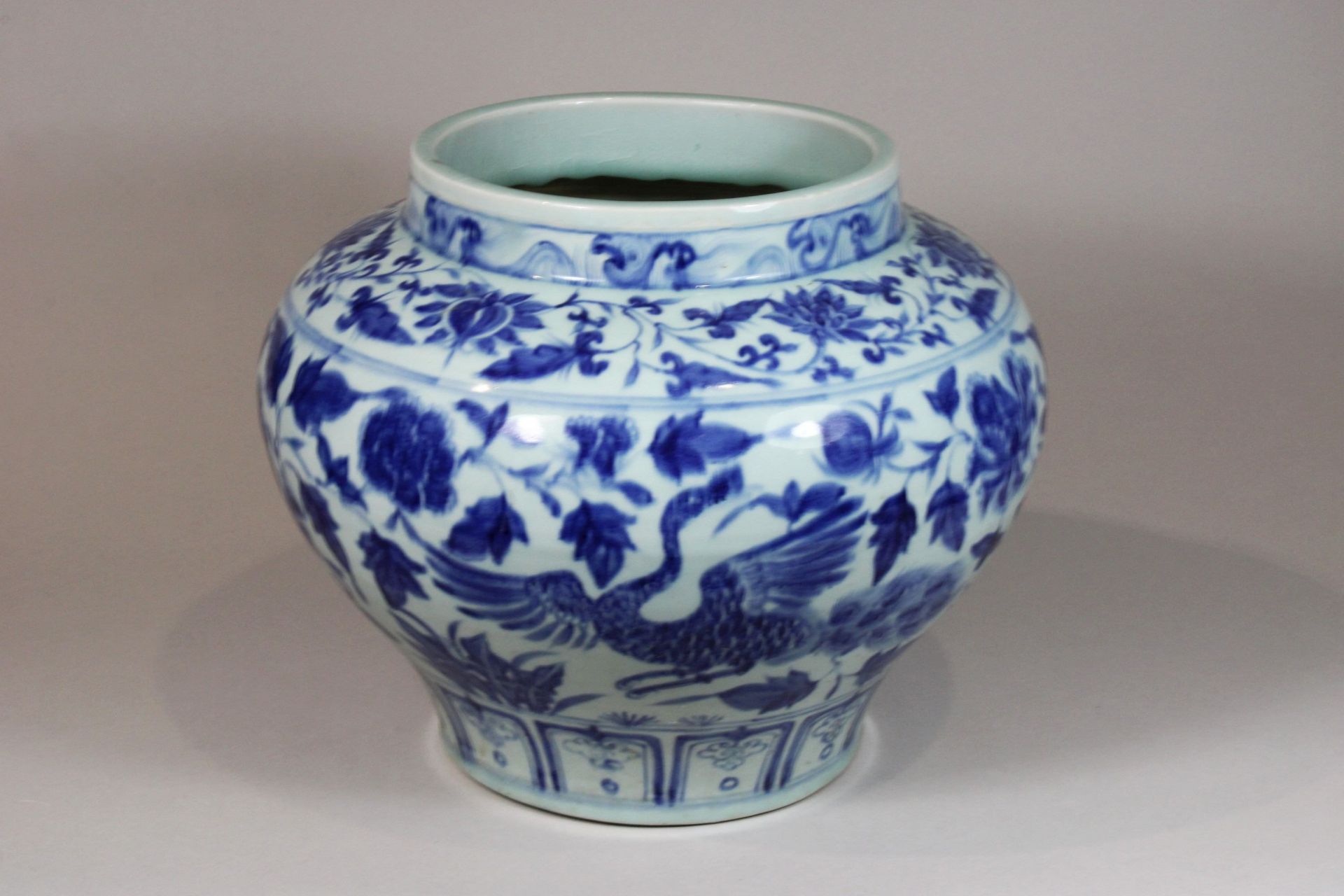 Vase, China, Porzellan, Ohne Marke, blau-weiß, Vogel- und Blumendekor, H.: 28,5 cm. Guter, altersbe - Image 2 of 4