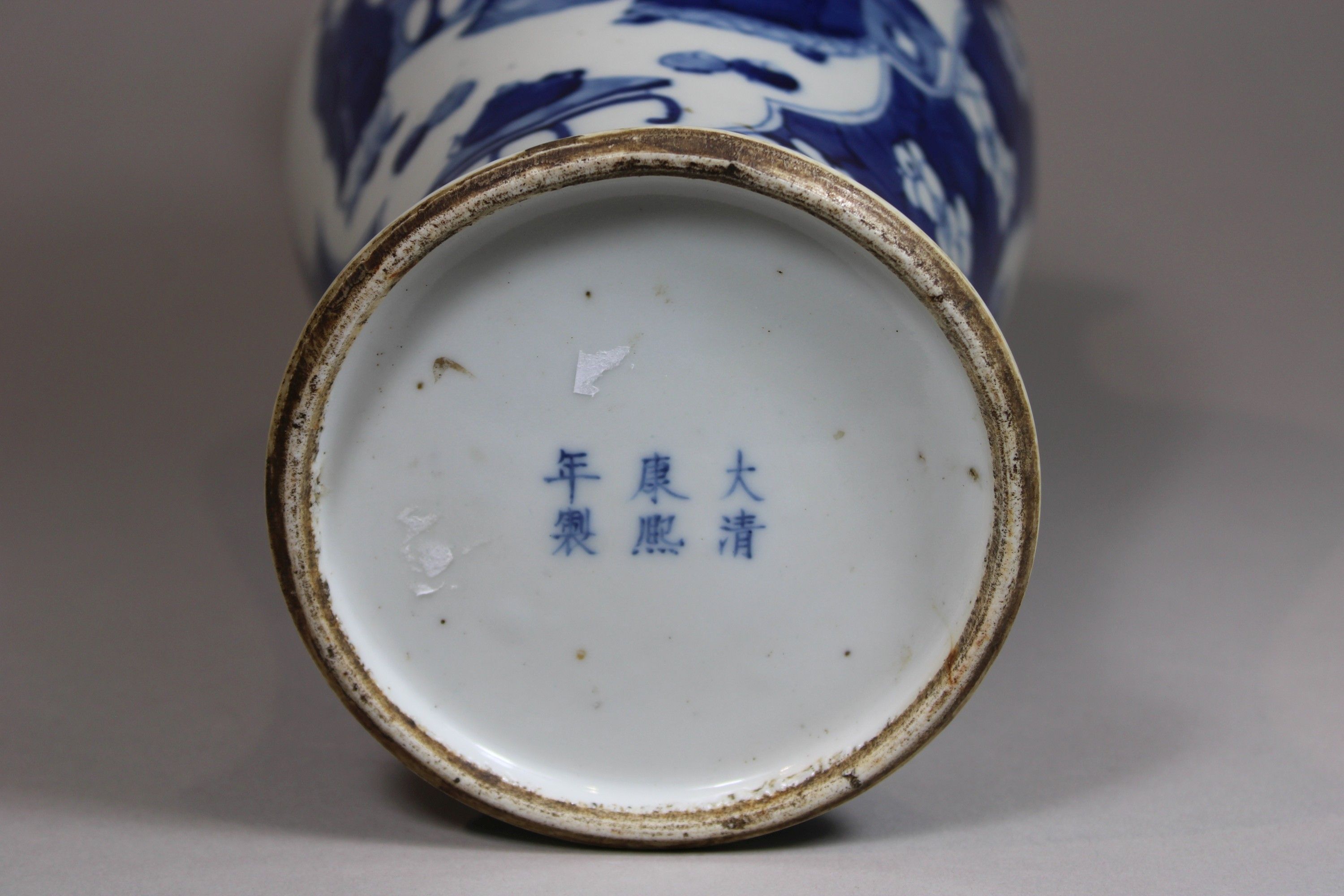 Vase, China, Porzellan, Sechszeichen Kangxi Marke am Boden, blau-weiß, zwei figürliche Szenen und f - Image 4 of 4