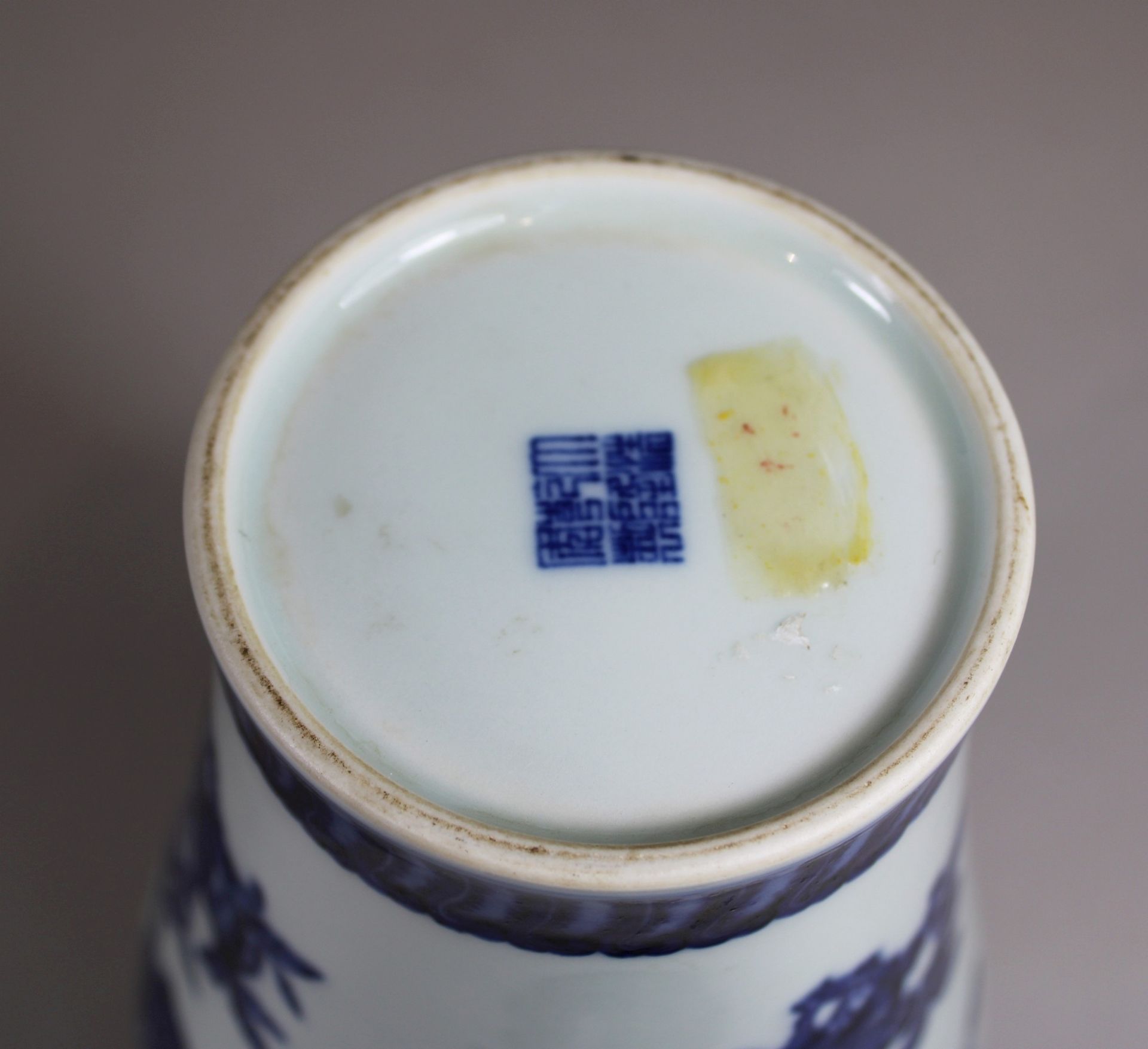 Meiping Vase, China, Porzellan, blau Qianlong Marke, blau weiß, Blumendekor, H.: 23 cm. Guter, alte - Image 3 of 3