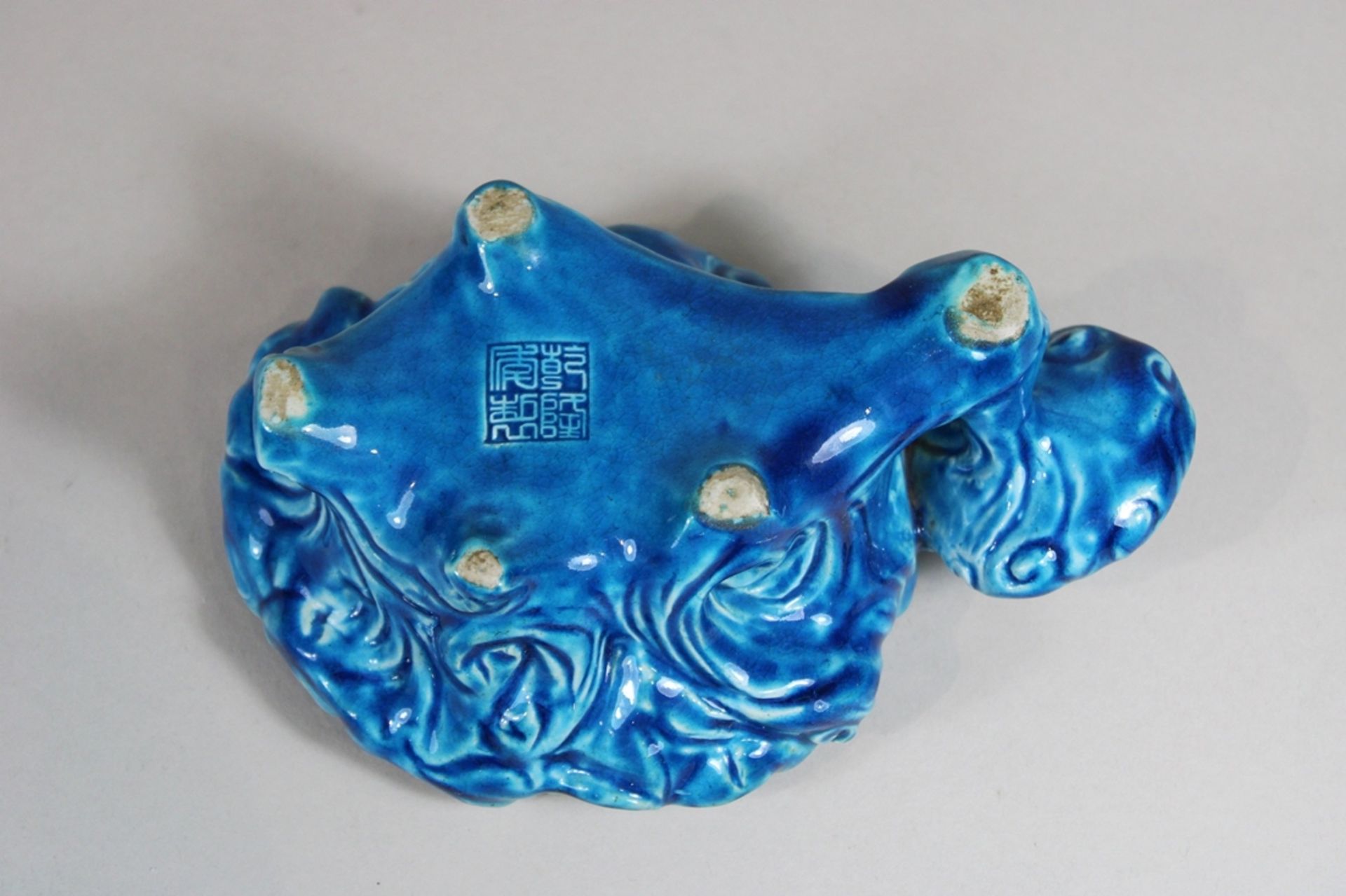 Keramik-Schale. Pinselwascher. China. Wohl Qianlong-Marke. Blau glasiert. Fünffüßig. Guter Erhaltun - Image 3 of 3