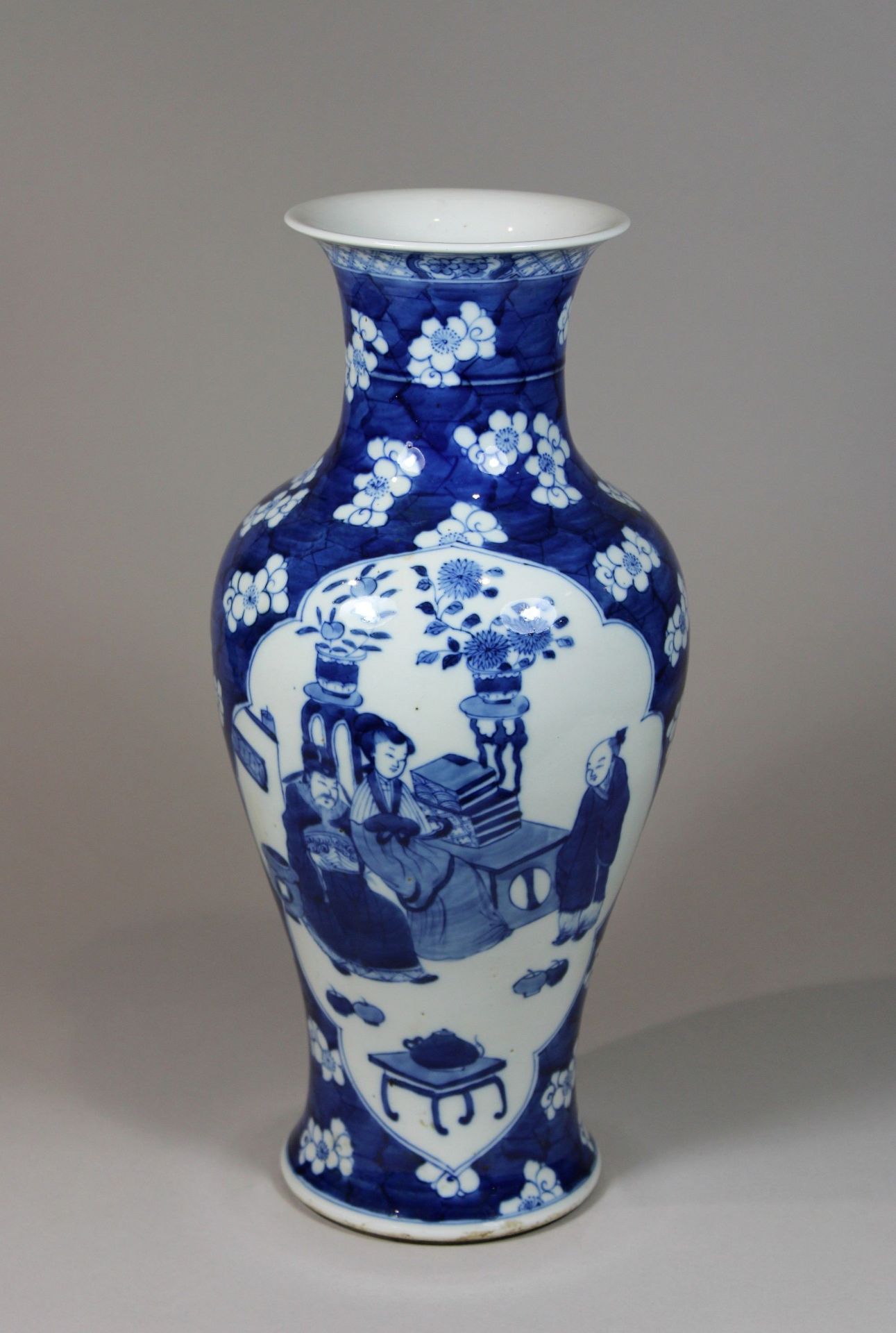 Vase, China, Porzellan, Sechszeichen Kangxi Marke am Boden, blau-weiß, zwei figürliche Szenen und f - Image 2 of 4