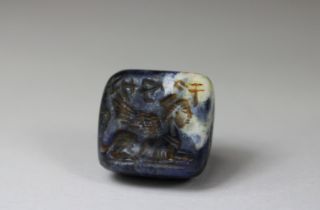 Antiker Stempel, römisch, Lapislazuli, abgebildet eine geflügelte Gestalt und Inschrift. Maße: ca.