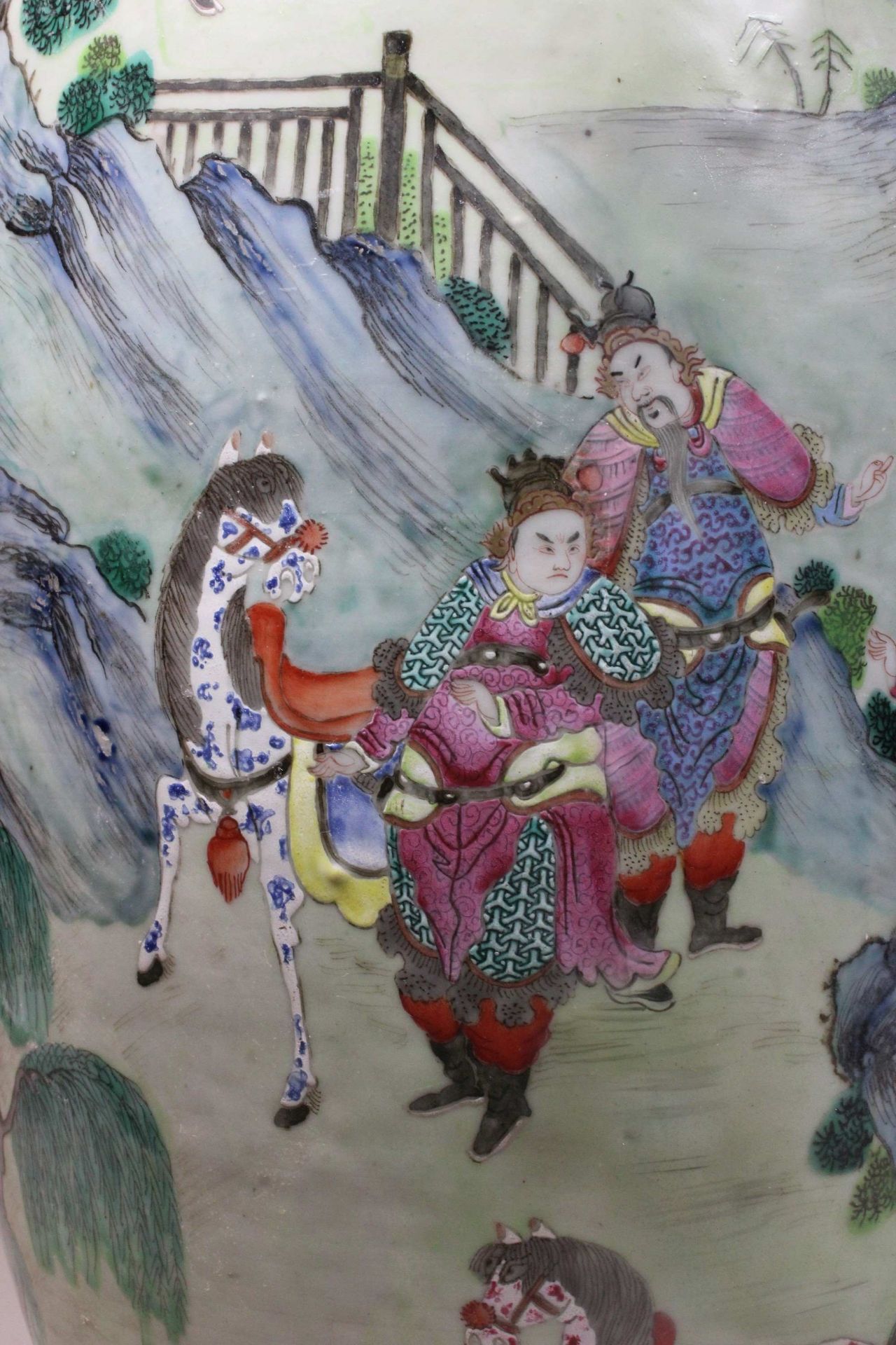 Henkelvase, China. Porzellan. 18. Jh., Wohl Qianlong-Dynastie. Ohne Marke. Polychrom bemalt, figürl - Image 7 of 8