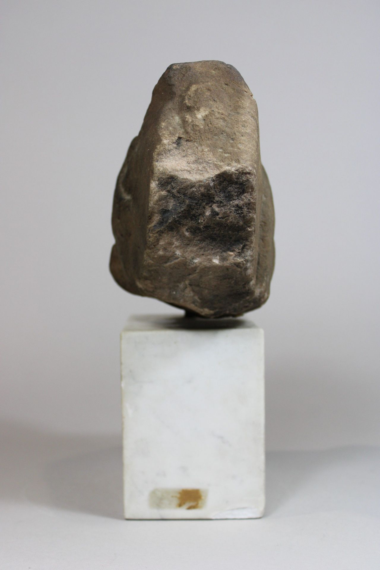 Kopf mit kegelförmigem Kopfschmuck, Zentralasien, wohl Kambodscha, 200 v. Ch., Stein und Marmor, H. - Image 3 of 3