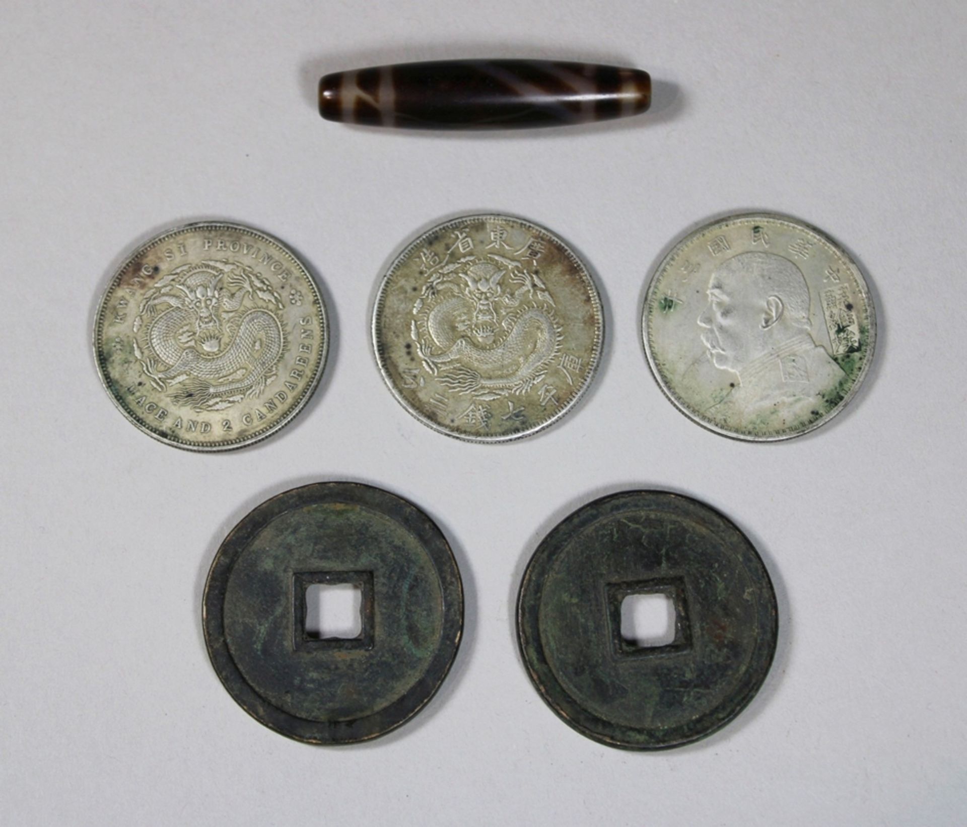 Sechsteiliges Konvolut, davon fünf chinesische Münzen und eine längliche Perle (Material unbekannt) - Image 2 of 2