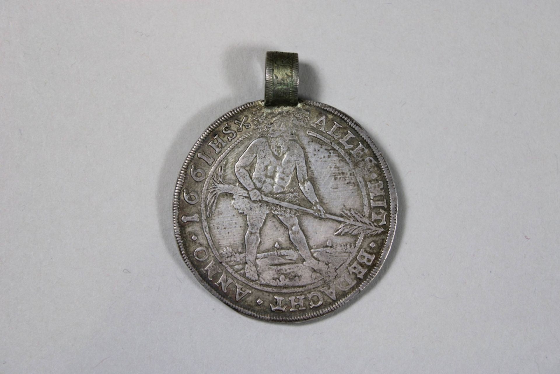 Silbermünze. Nachträglich hinzugefügter Anhänger. Geprägt 1661 unter August der Jüngere. Altdeutsch