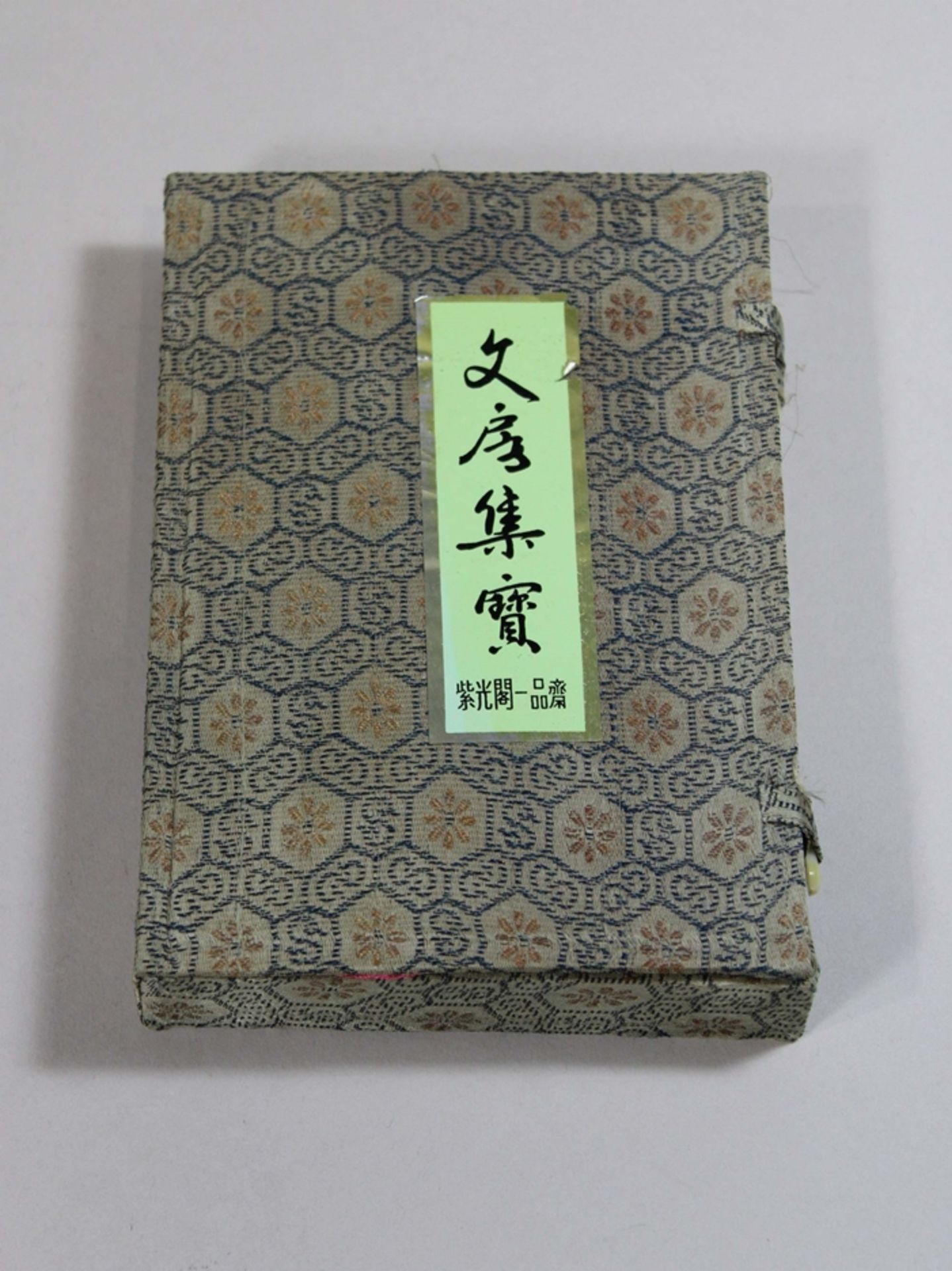 Chinesisches Kalligrafie-Set. Inhalt: 2 Pinsel, Marmorstempel ohne Zeichen, Pinselablage aus Porzel - Image 2 of 2