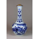 Vase mit Montierung, China, Porzellan, Ohne Marke, blau-weiß, figürliche Szene, H.: 40 cm. Guter, a