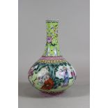 Familia Rose Vase, China, Porzellan, rote Qianlong Marke, polychrom bemalt, figürliche Darstellung,