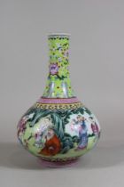 Familia Rose Vase, China, Porzellan, rote Qianlong Marke, polychrom bemalt, figürliche Darstellung,