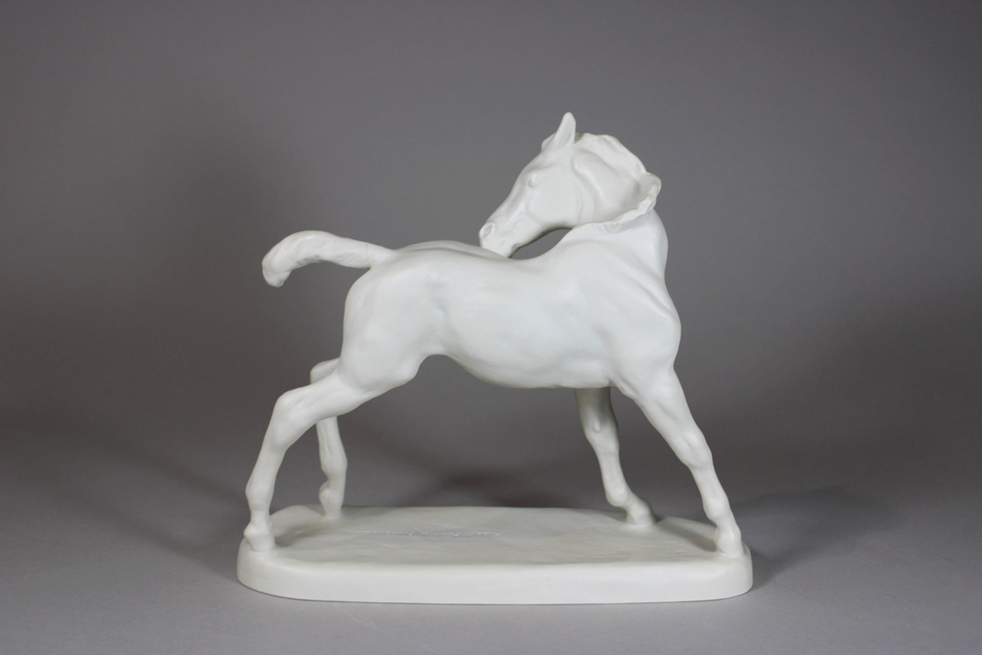 Pferd, Rosenthal, Porzellan, 1946, Entwurf: Albert Hinrich Hussmann, H.: 26 cm. Guter Zustand, rest - Image 2 of 5