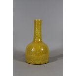 Yaolingzun (mallet) Vase, China, Porzellan, blaue Qianlong Sechszeichen Marke, gelb glasiert, Drach
