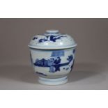 Kleiner Topf mit Deckel, China, Porzellan, ohne Marke, weiß-blau, figürliche Szene, H.: 12,4 cm, Dm