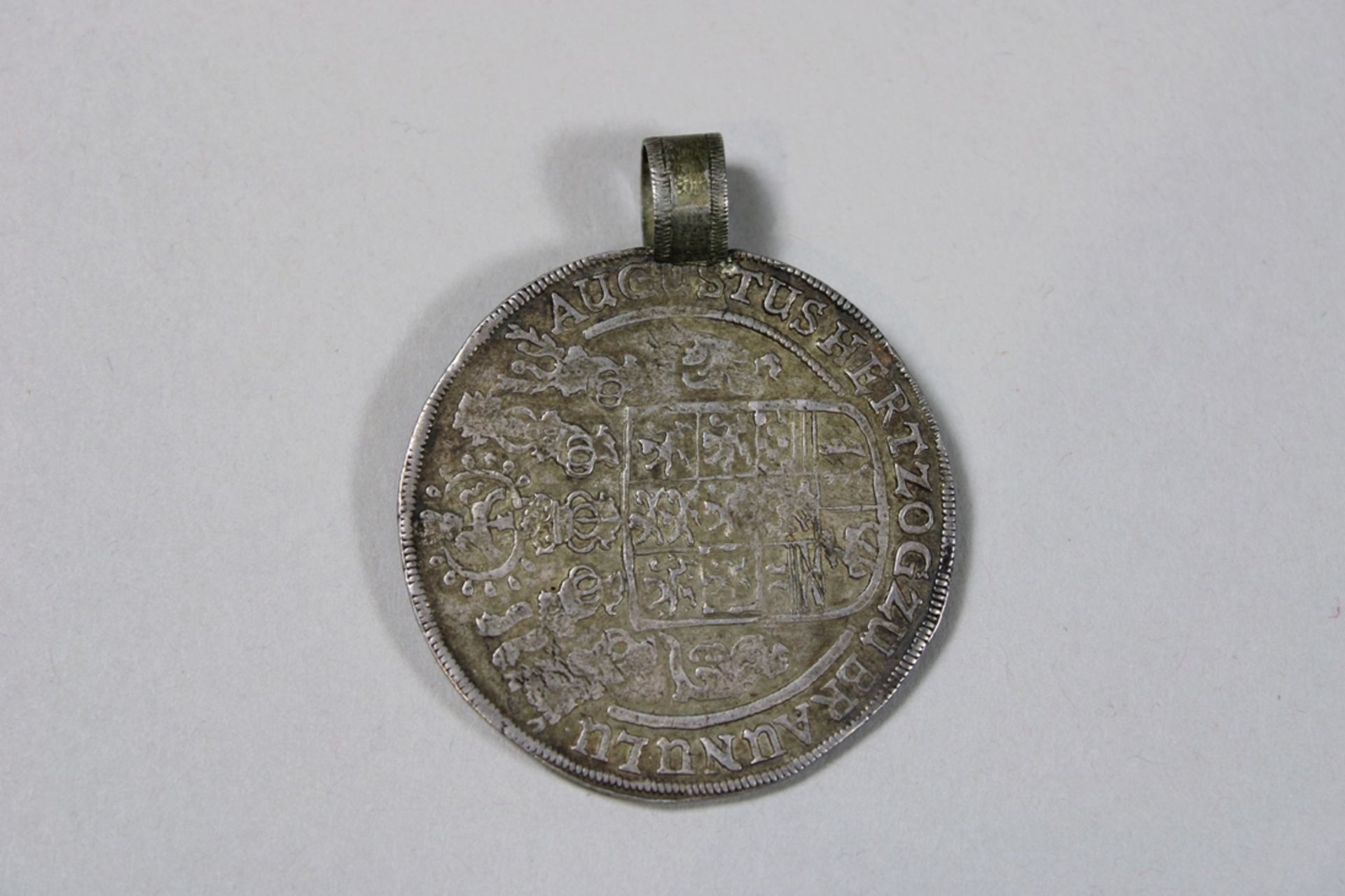 Silbermünze. Nachträglich hinzugefügter Anhänger. Geprägt 1661 unter August der Jüngere. Altdeutsch - Image 2 of 2
