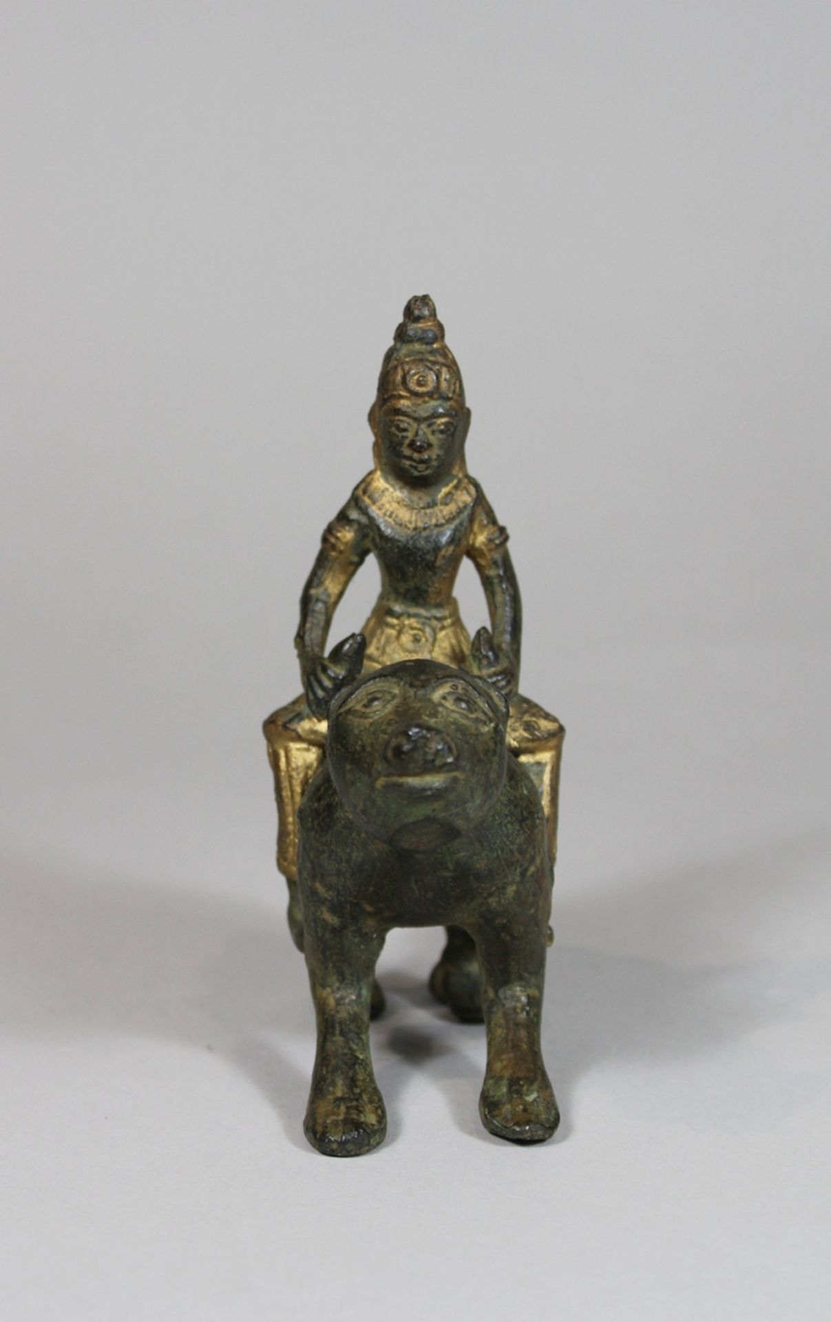 Bodhisattva auf einer Löwin, Thailand, Burma, 19. Jh., Bronze, H.: 13 cm, B.: 12 cm. Guter altersb - Image 2 of 3