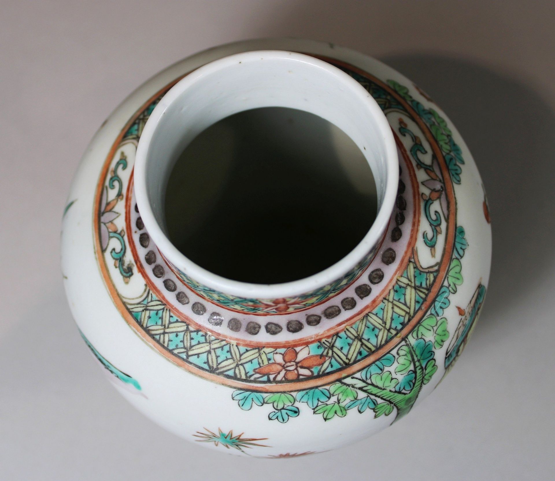 Porzellan Vase, China. Familie Verte. Polychrom bemalt. Ohne Bodenmarke. Altersbedingter guter Zust - Bild 3 aus 4
