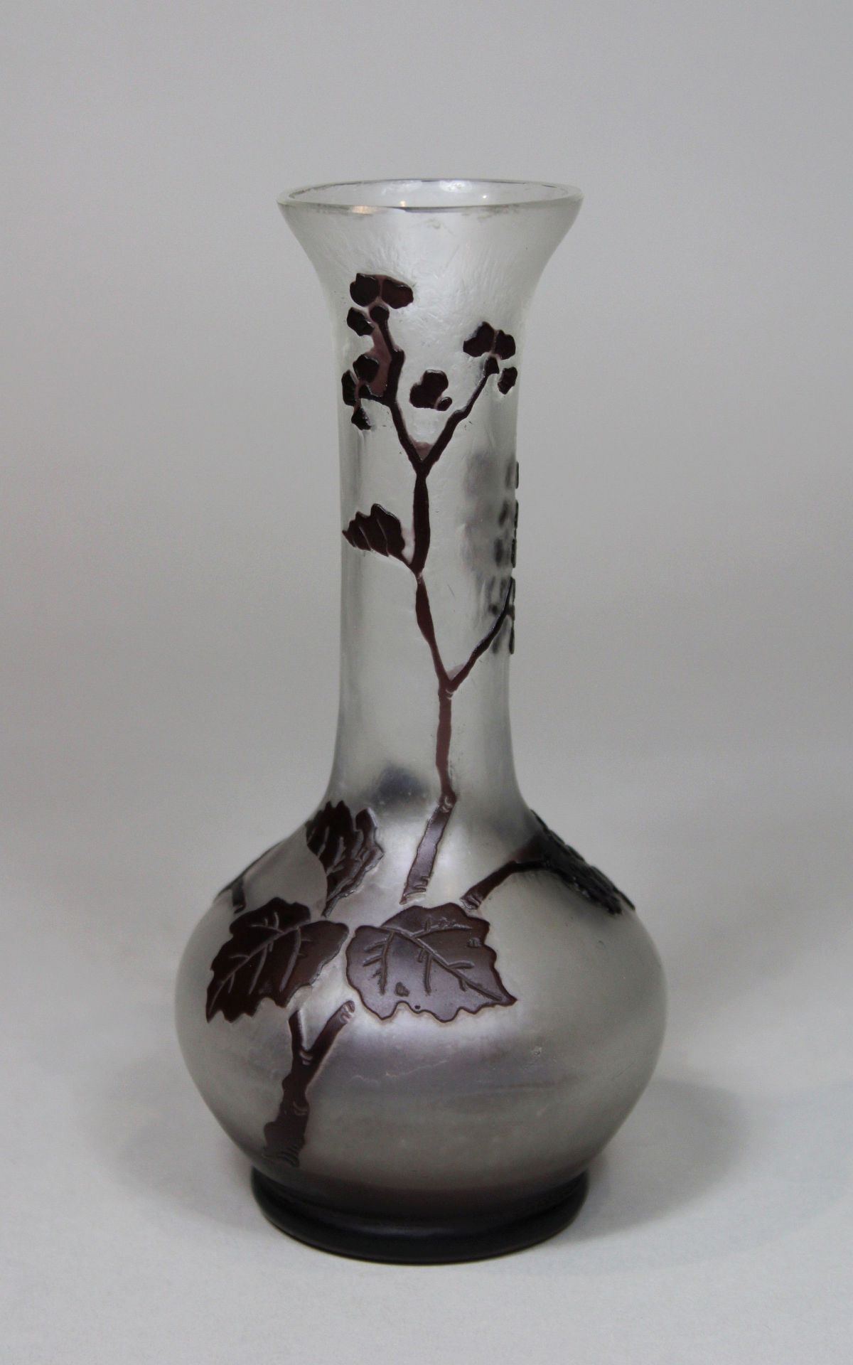 Vase, Kameoglas, Glasfabrik Fritz Heckert (Co.) (deutsch, gegründet 1862), Blumendekor, unten monog