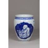 Vase, China, Porzellan, Ohne Marke, blau-weiß Bemalung, Mönch, H.: 13,5 cm, Dm.: 9 cm. Guter, alter
