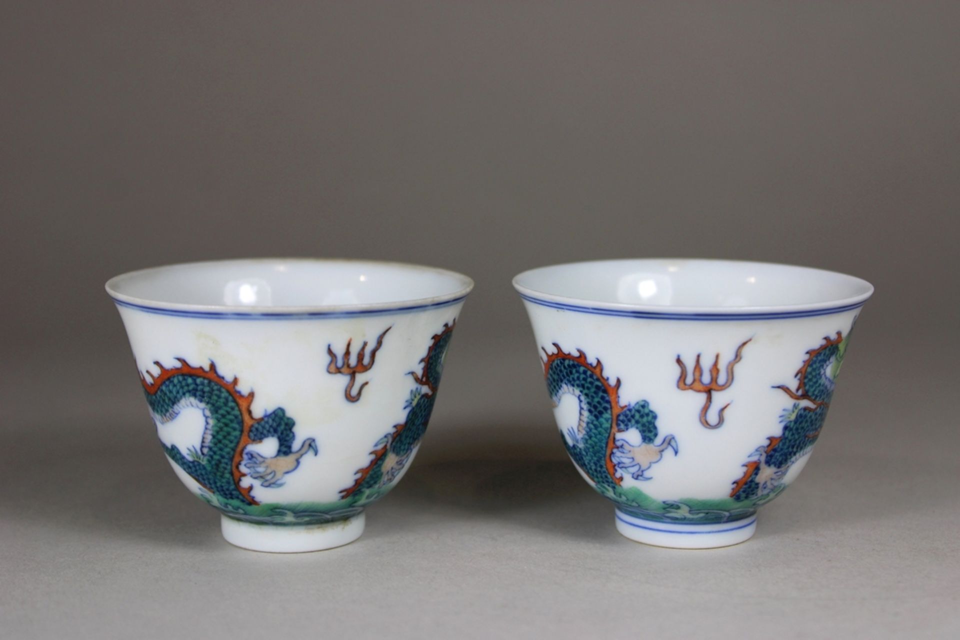 Paar Cups, China, Porzellan, blaue Doppelring- und Sechszeichen-Yongzheng Marke, Famille verte, Dra - Bild 2 aus 5