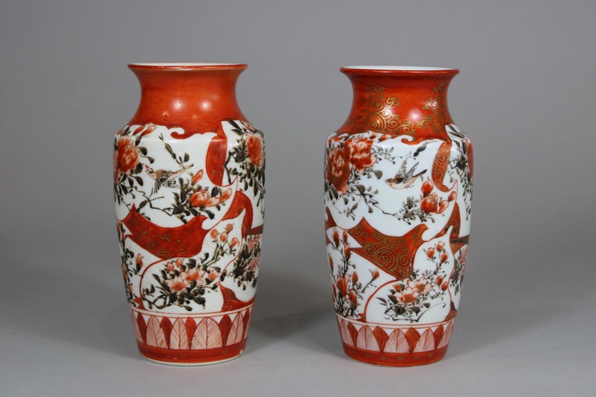 Paar-Kutani-Vase, Japan, Porzellan, Marke am Boden, mit eisenroter Malerei und Goldfarbe, H.: ca. 1 - Bild 2 aus 6