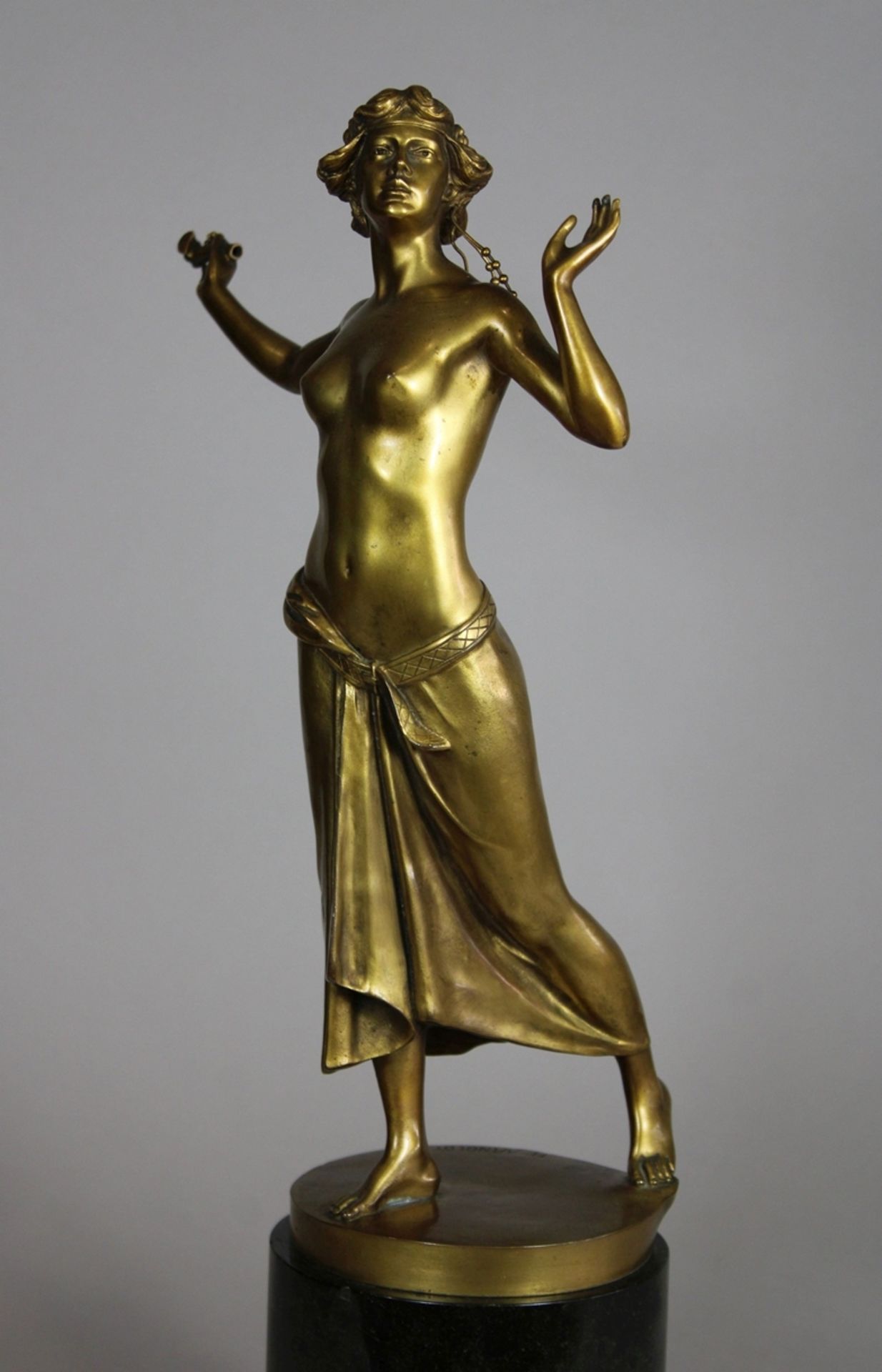 Hans Arnoldt (deutsch, 1860 - 1913), Jugendstiltänzerin, Bronze hell patiniert, um 1900, signiert, - Image 4 of 8