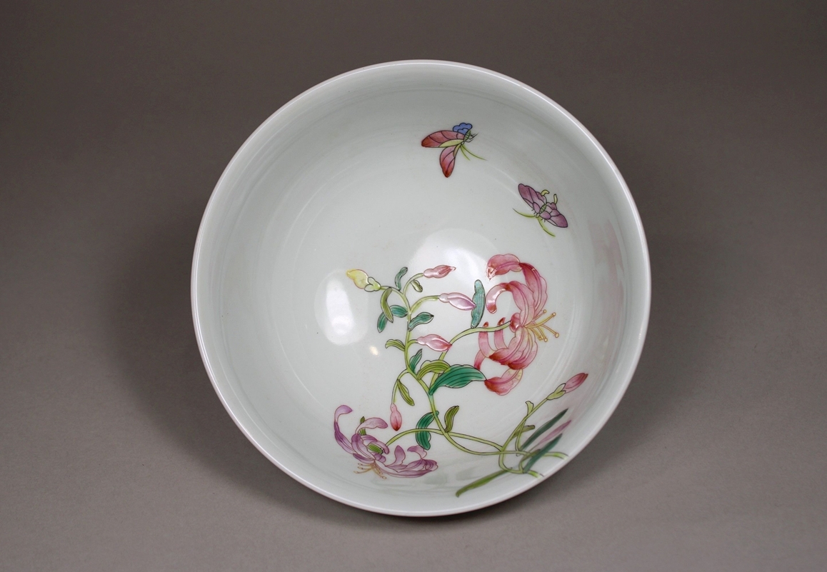 Schale, China, Porzellan, Yongzheng Marke, polychrom bemalt, Schmetterling - und Blumendekor, Dm.: - Image 5 of 6