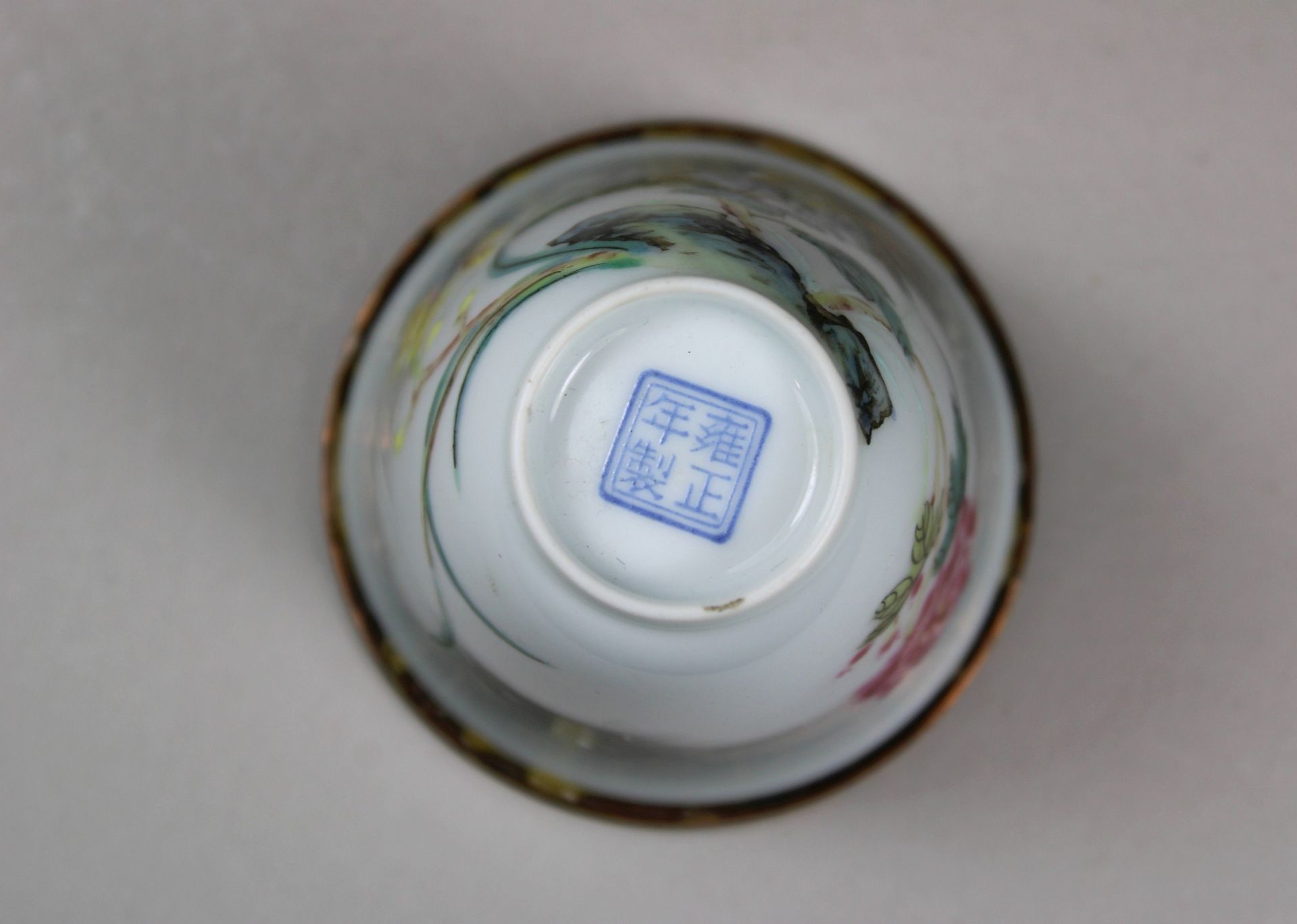 Cup mit Montierung, China, Porzellan, Vierzeichnen Yungzheng Marke am Boden, polychrom bemalt, Blum - Image 4 of 4