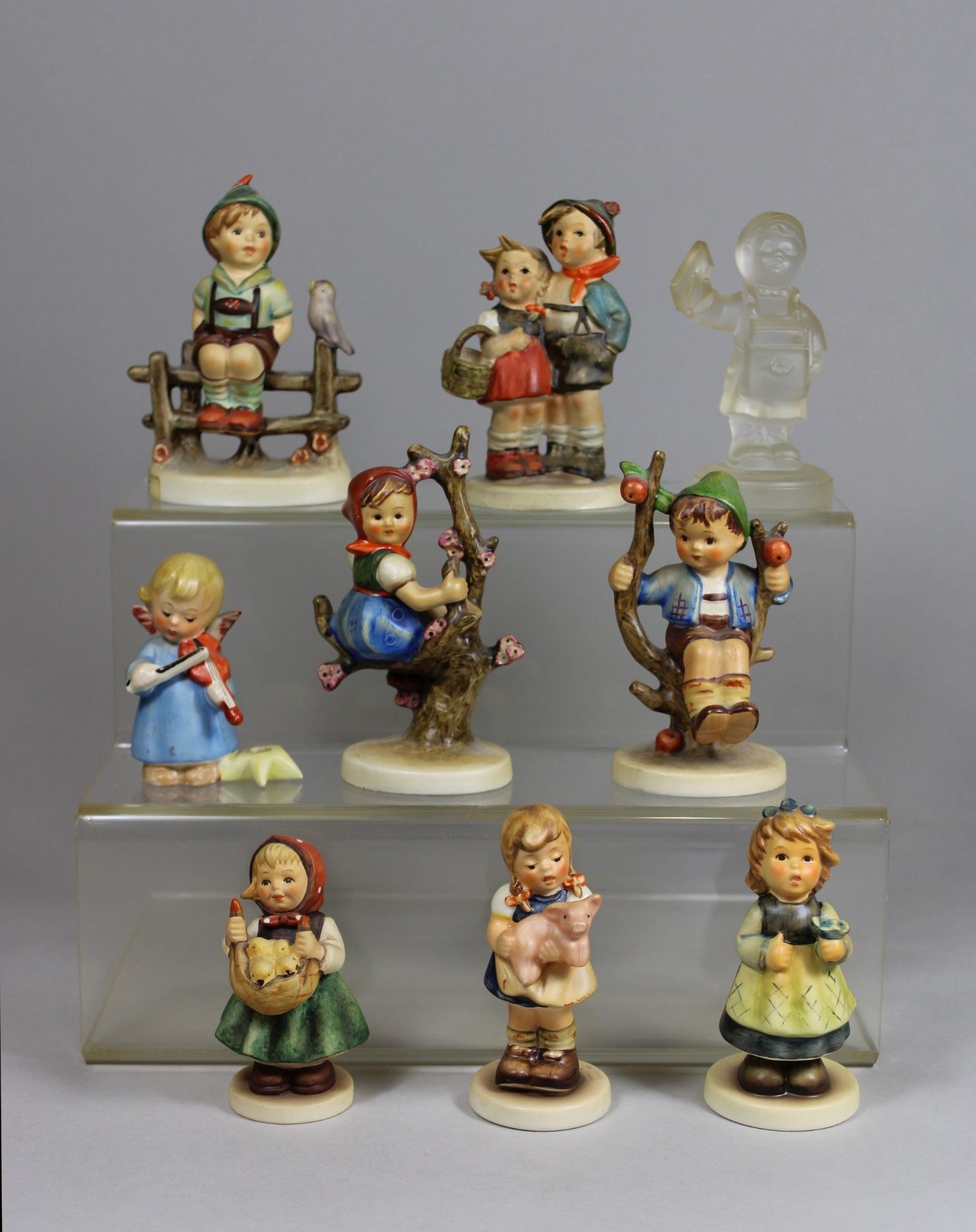 Neun Porzellanfiguren und eine Kristallfigur, Kinder, Goebel, Hummelfiguren, am Sockel signiert, H.