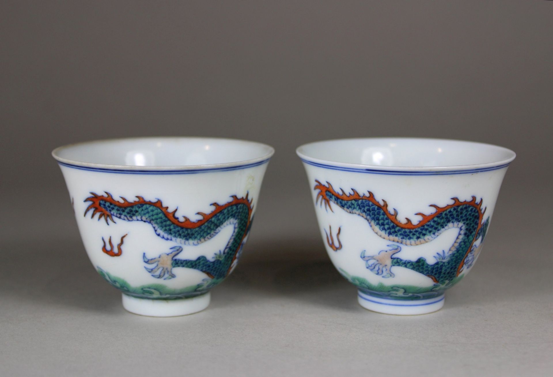 Paar Cups, China, Porzellan, blaue Doppelring- und Sechszeichen-Yongzheng Marke, Famille verte, Dra - Bild 3 aus 5