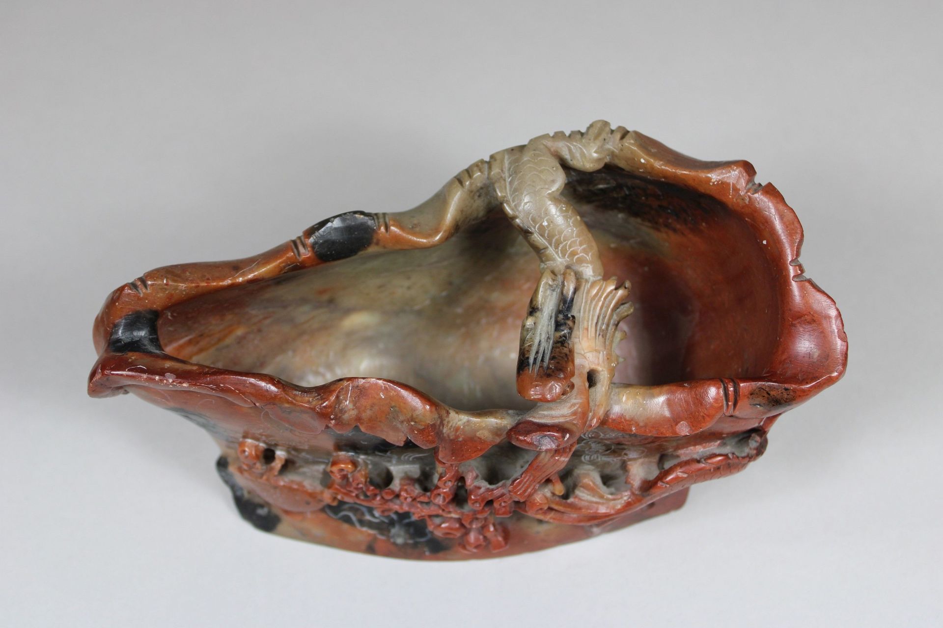 Schnitzerei aus Speckstein, China, 1. Hälfte 20. Jh., Vase mit Drachendekor, H. mit Sockel: 15 cm, - Bild 2 aus 5