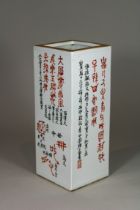 Viereckige Vase, China, Porzellan, rote Vierzeichen Guangxu Marke, kalligrafischen Motiven, H.: 28
