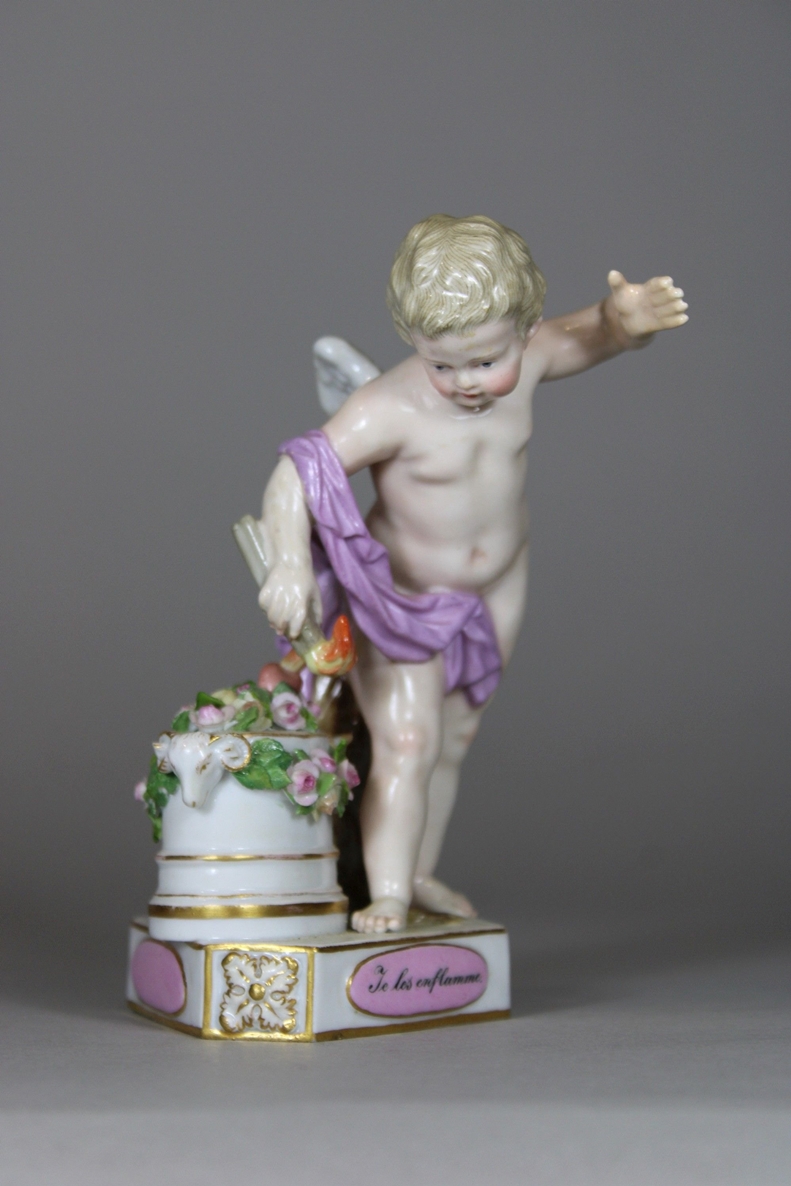 Porzellanfigur, Devisenkind, Je les enflamme, Meissen, 1. Wahl, Schwertermarke mit Knauf und Ritzz, - Image 2 of 5