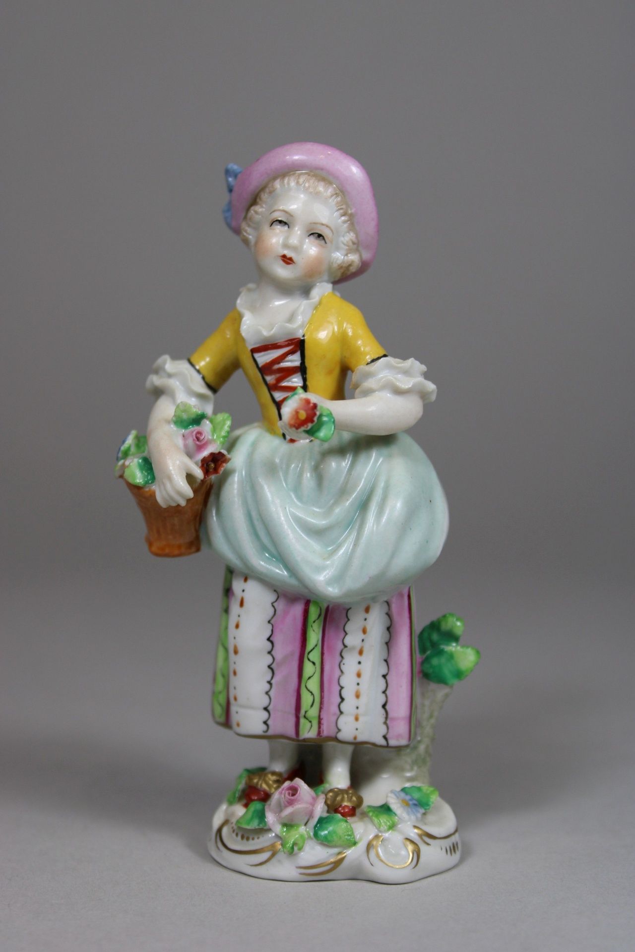 Porzellanfigur, Mädchen mit Blumen, Sitzendorf, Maße: 10,5 x 5,5 x 4,5 cm. Guter, altersbedingter Z