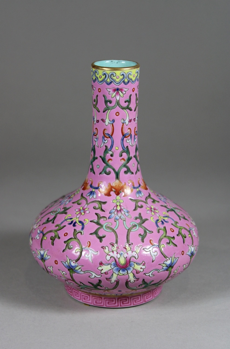 Famille rose Vase, China, Porzellan, Qianlong Marke, Blumen- und Rankendekor, H.: 17 cm. Guter, alt
