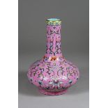 Famille rose Vase, China, Porzellan, Qianlong Marke, Blumen- und Rankendekor, H.: 17 cm. Guter, alt