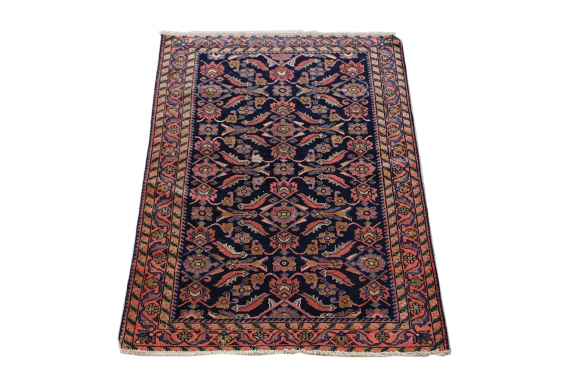 Malayer Teppiche, Maße: 142 x 103 cm. Altersgemäßer Zustand mit Gebrauchsspuren.
