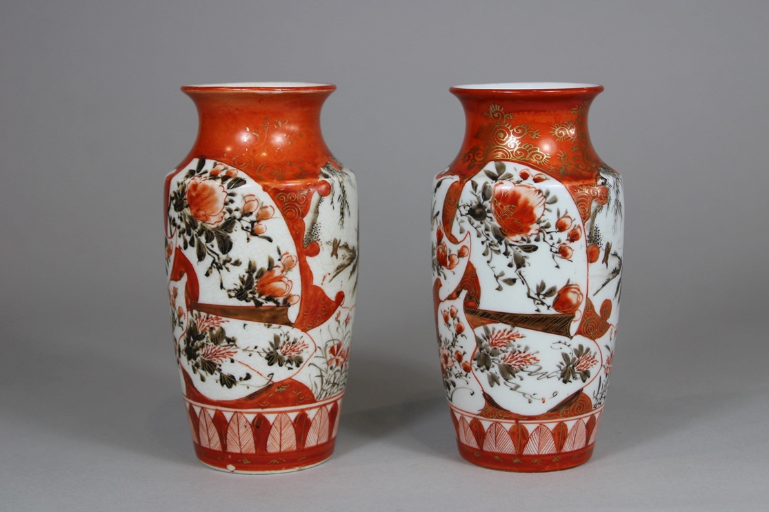 Paar-Kutani-Vase, Japan, Porzellan, Marke am Boden, mit eisenroter Malerei und Goldfarbe, H.: ca. 1 - Image 3 of 6