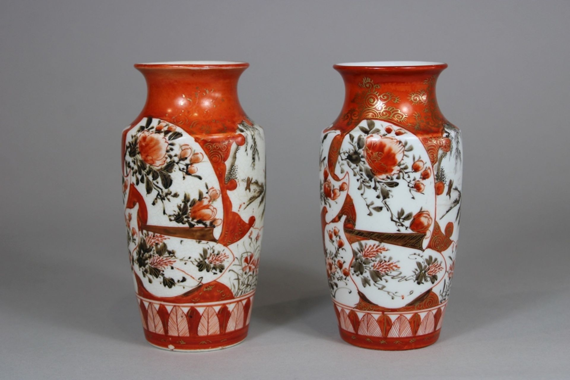 Paar-Kutani-Vase, Japan, Porzellan, Marke am Boden, mit eisenroter Malerei und Goldfarbe, H.: ca. 1 - Bild 3 aus 6