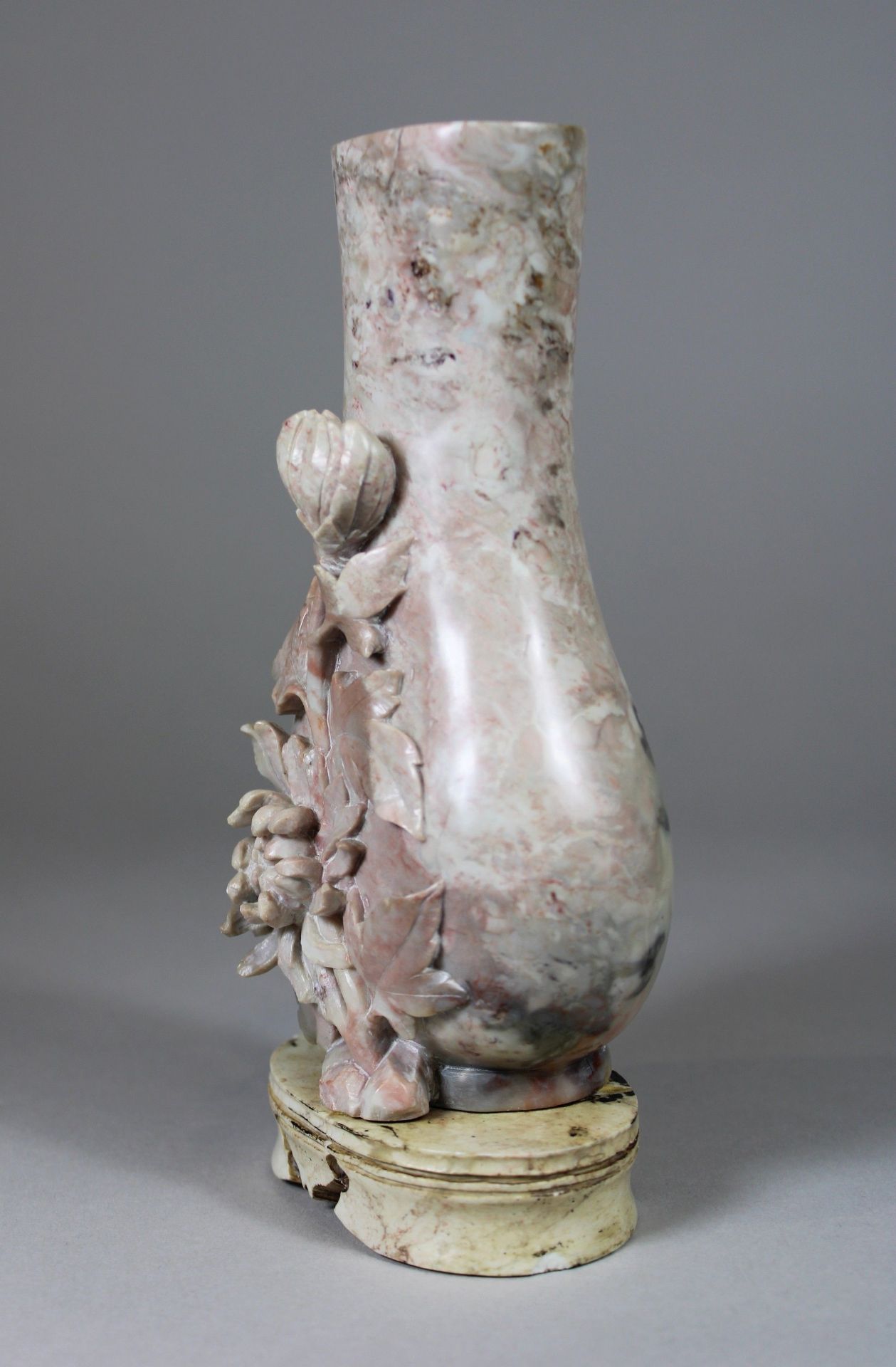 Vase, China, 1. Hälfte 20. Jh., Speckstein, Blumendekor, H.: 18,5 cm. Guter, altersbedingter Zustan - Bild 2 aus 5