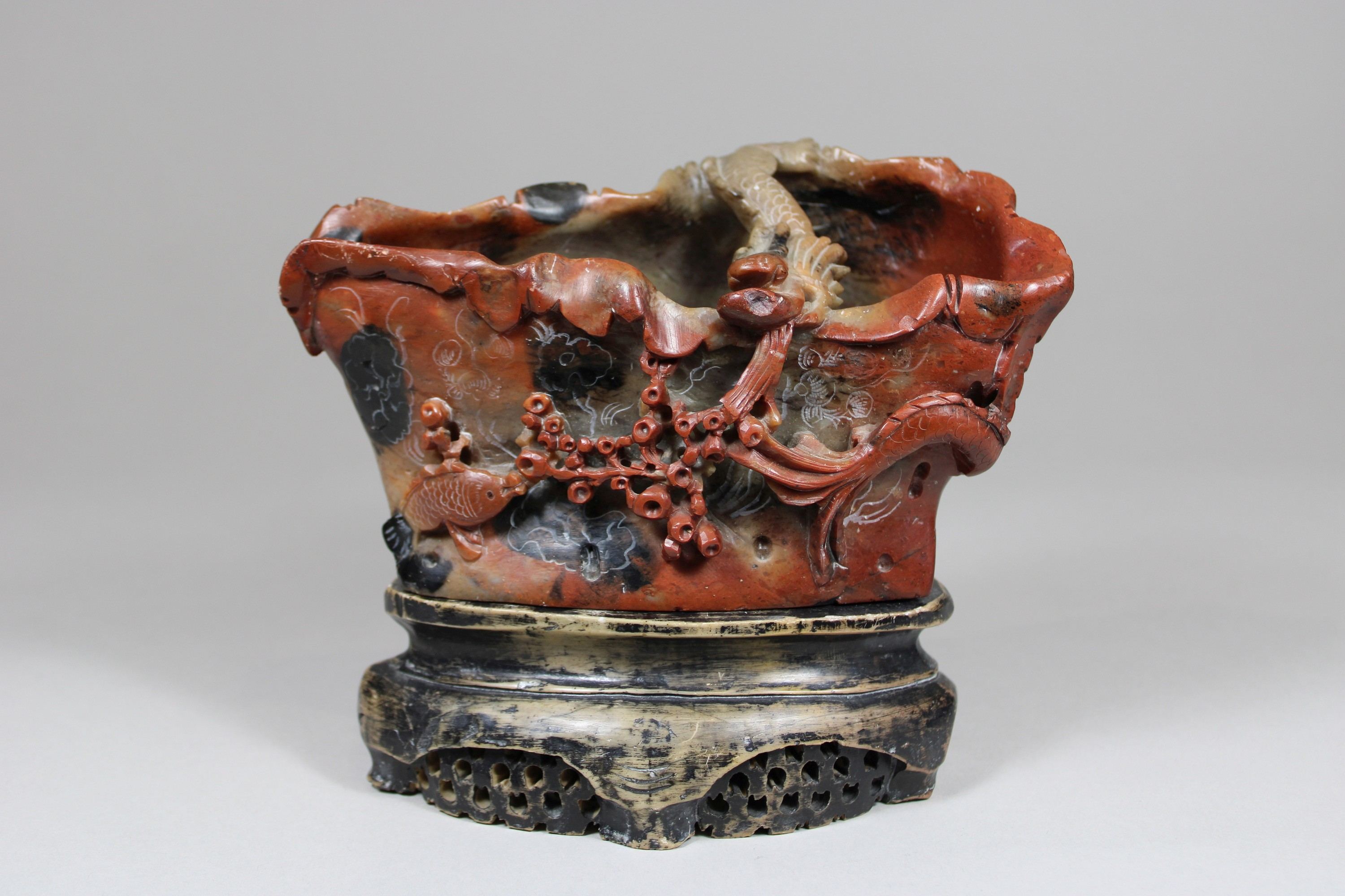 Schnitzerei aus Speckstein, China, 1. Hälfte 20. Jh., Vase mit Drachendekor, H. mit Sockel: 15 cm,