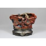 Schnitzerei aus Speckstein, China, 1. Hälfte 20. Jh., Vase mit Drachendekor, H. mit Sockel: 15 cm,
