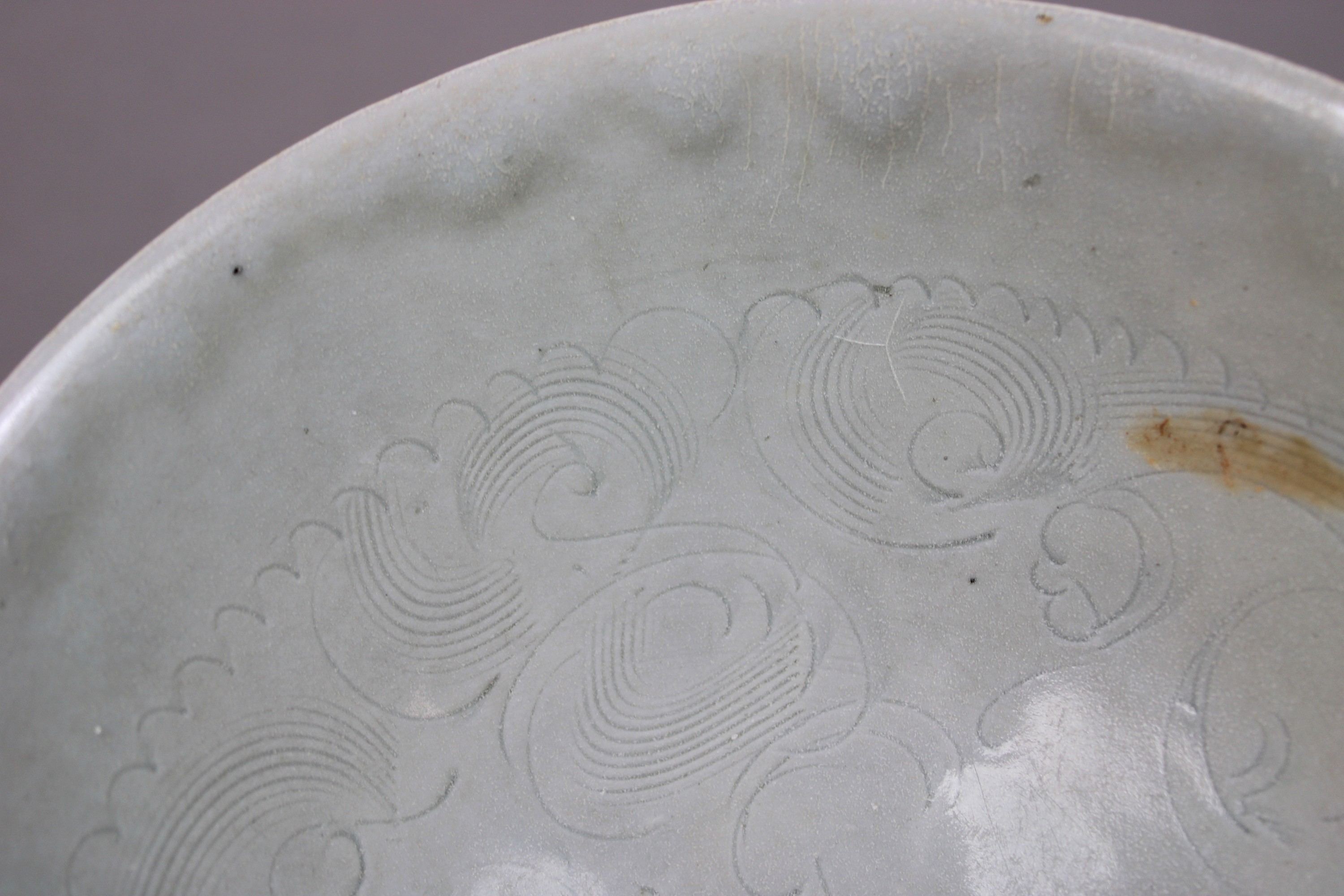 Seladon Schale, China, Porzellan, um 12. Jh., Song-Dynastie, H.: 6,8 cm, Dm.: 19 cm. Guter, altersb - Image 3 of 4