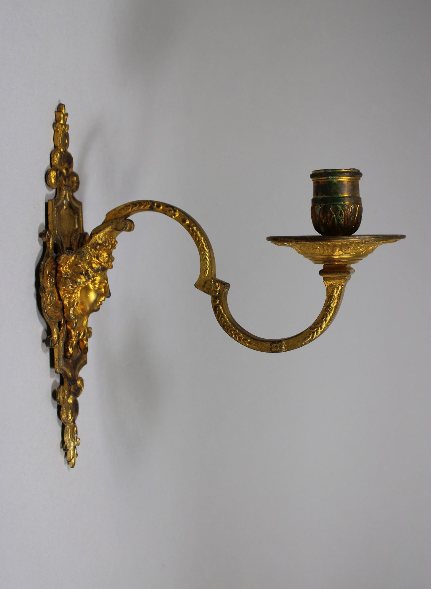 Louis-XIV-Kerzenleuchter, vergoldete Bronze, 19. Jh., H.: 20,5 cm. Guter, altersbedingter Zustand. - Image 2 of 3
