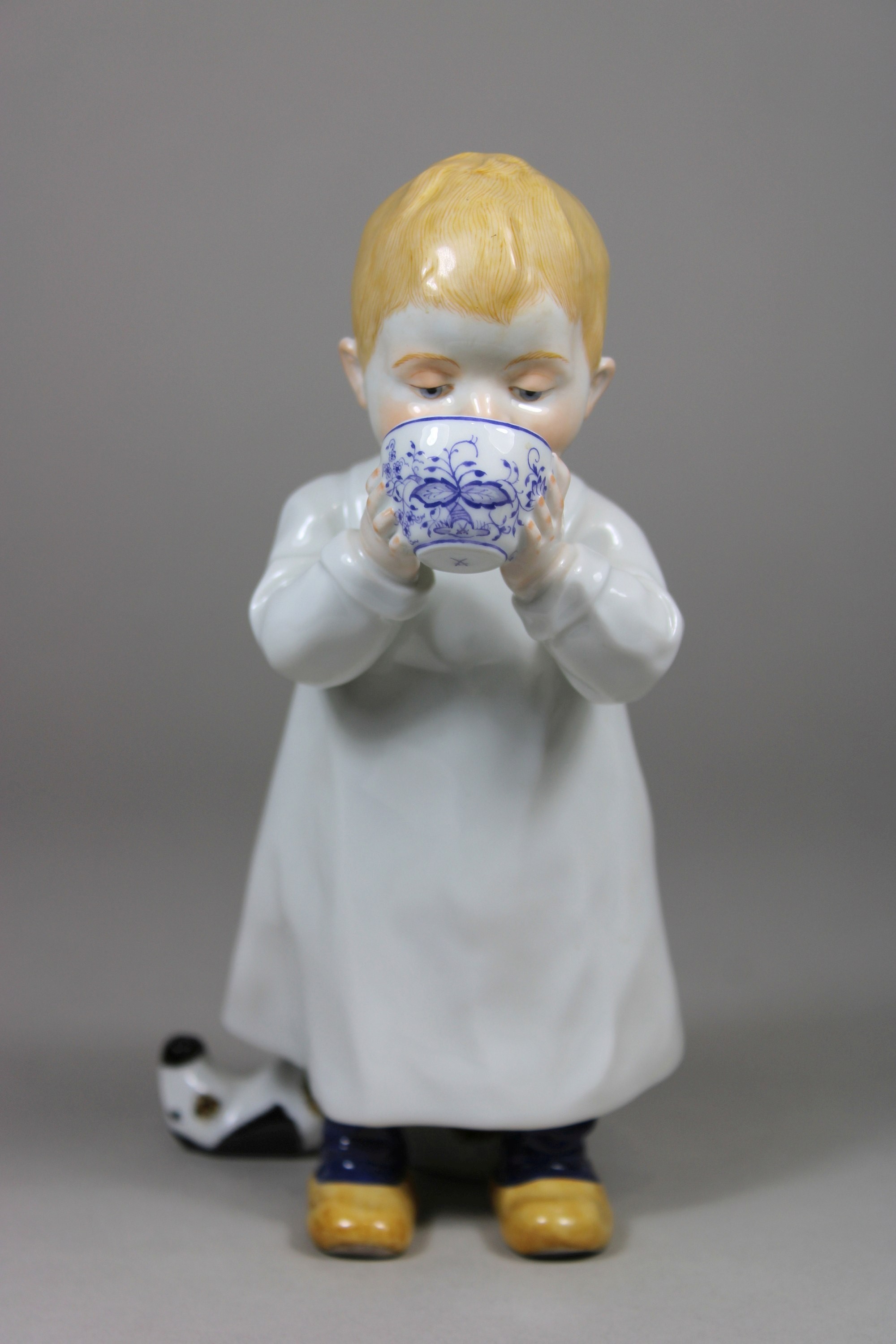 Porzellanfigur, Hentschelkind, Junge mit Zwiebelmuster Tasse, Meissen, Schwertermarke, 1. Wahl, Mod