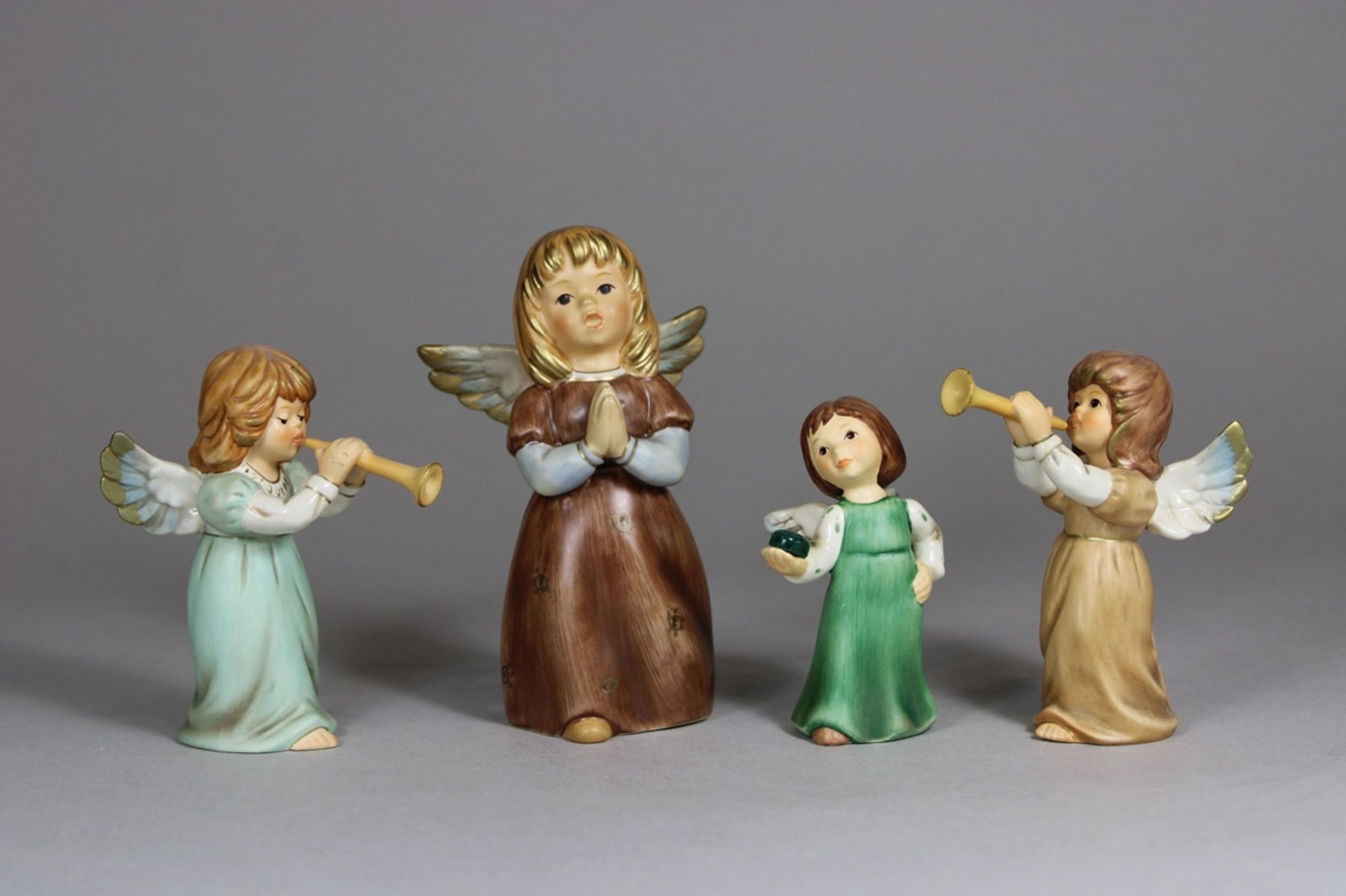 Vier Porzellanfiguren, Engeln, Goebel, 2. Hälfte 20. Jh, H.: von 7,7 bis 12 cm. Guter, altersbedin