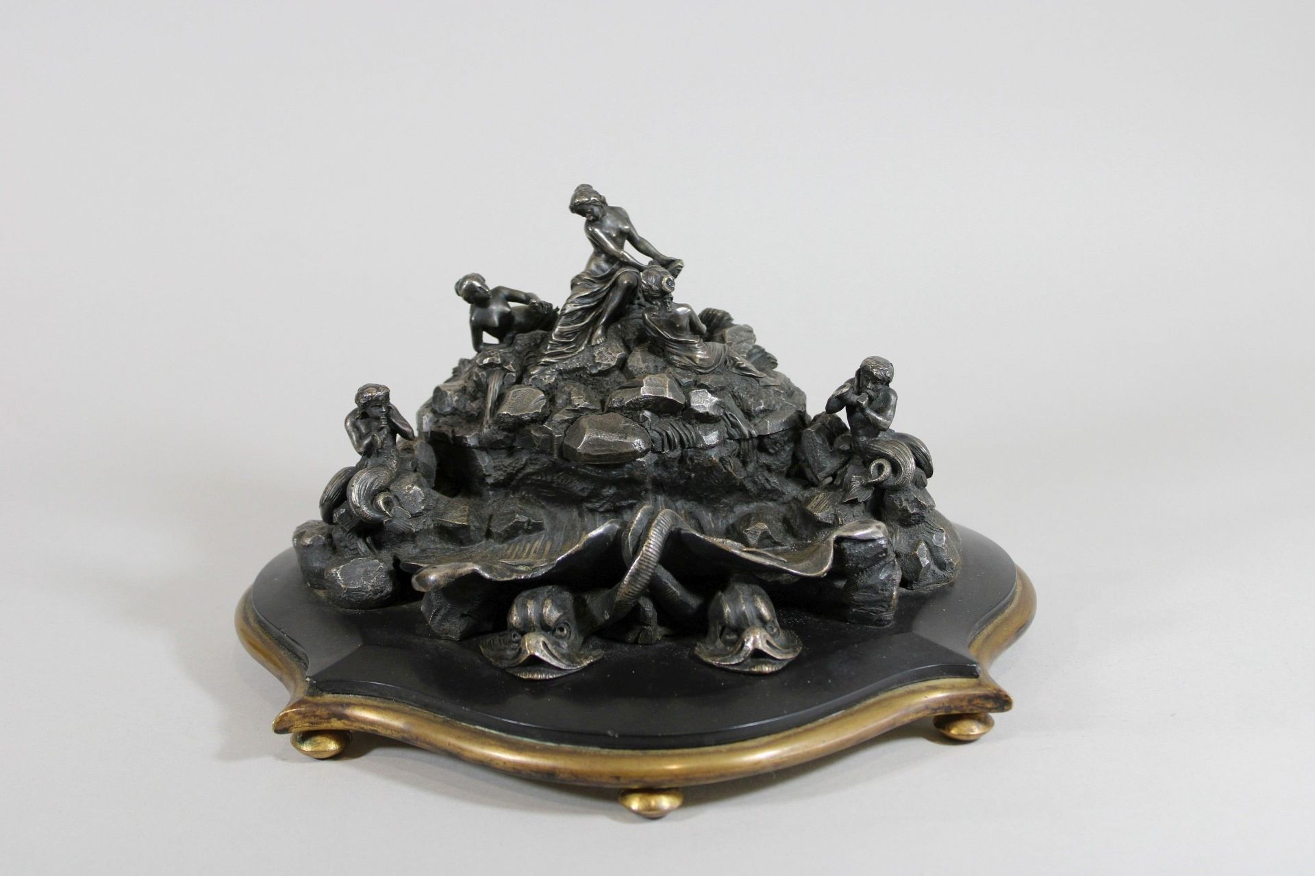Schreibtischgarnitur, Sirenen, Bronze, Maße: 18 x 22 x 28 cm.