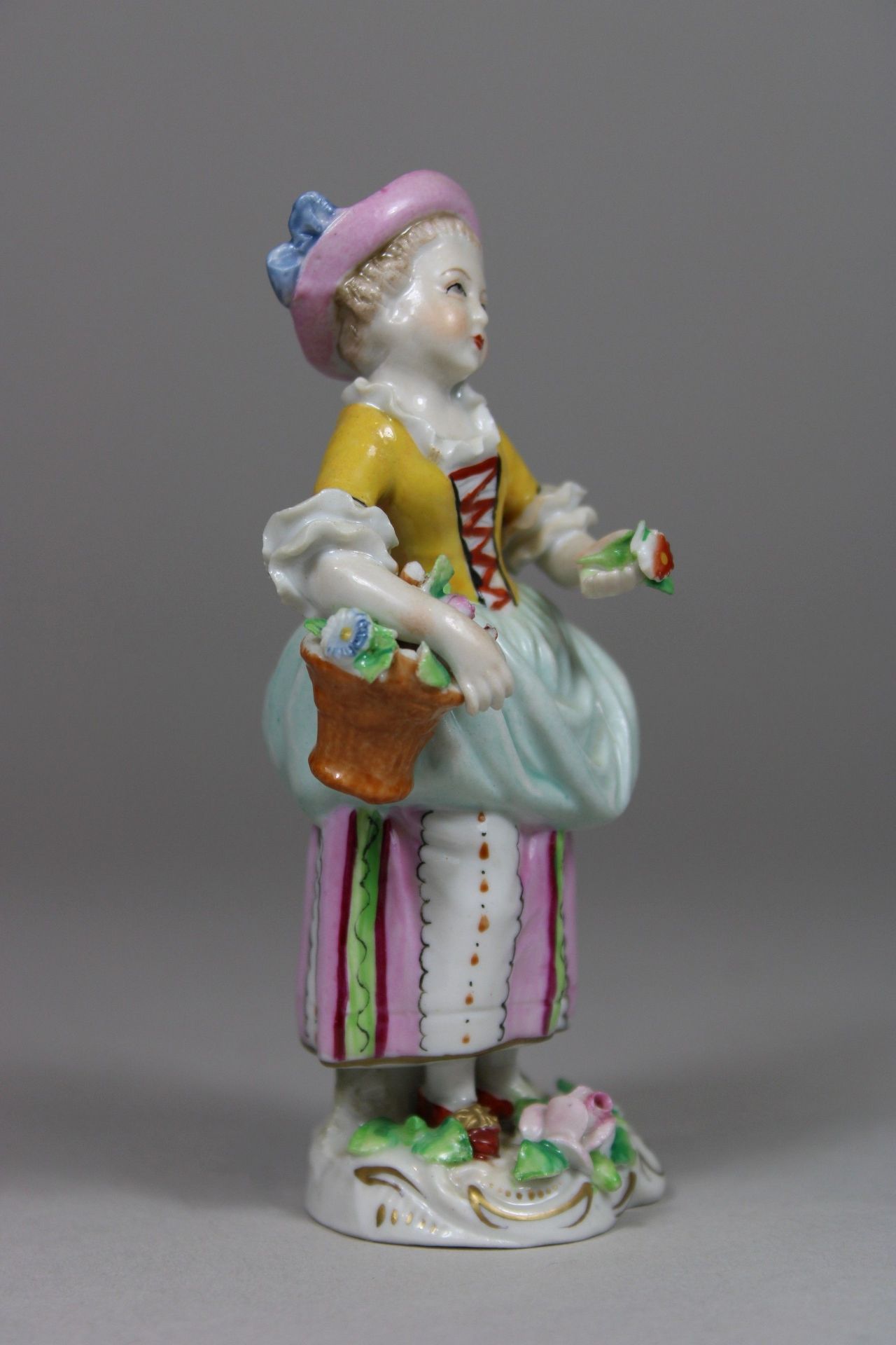 Porzellanfigur, Mädchen mit Blumen, Sitzendorf, Maße: 10,5 x 5,5 x 4,5 cm. Guter, altersbedingter Z - Image 2 of 4