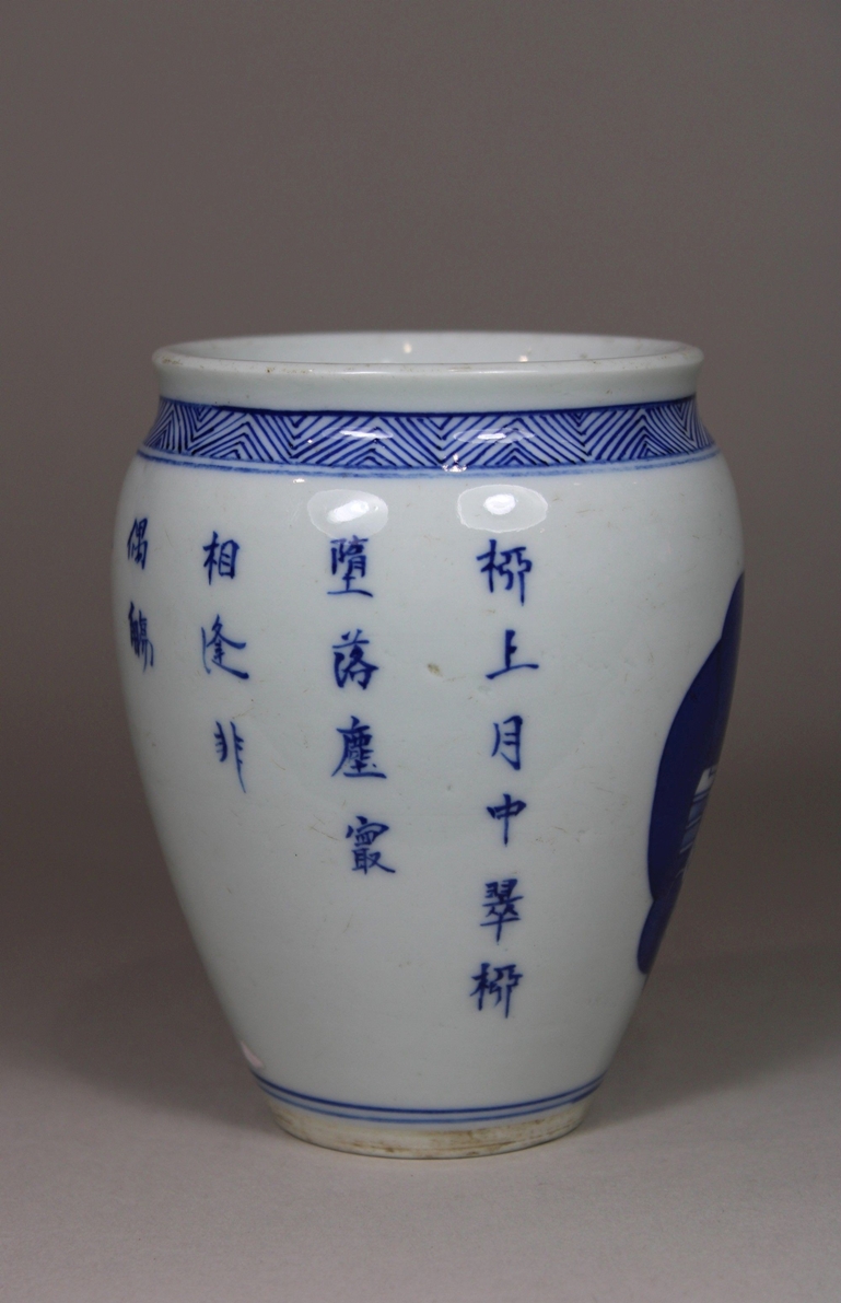 Vase, China, Porzellan, Ohne Marke, blau-weiß Bemalung, Mönch, H.: 13,5 cm, Dm.: 9 cm. Guter, alter - Image 4 of 5