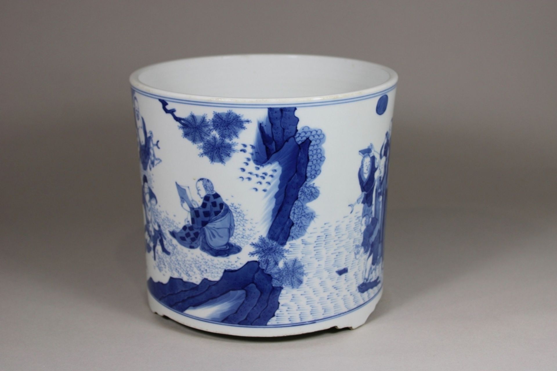 Pinselbecher, China, Porzellan, ohne Marke, blau-weiß bemalt, figürliche Szene, H.: 19 cm, Dm.: 21  - Bild 3 aus 6