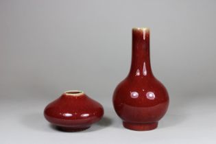 Paar Vasen, China, Porzellan, ohne Marke, Flambe-Glasur, H.: 16,5 und 6 cm. Guter, altersbedingter